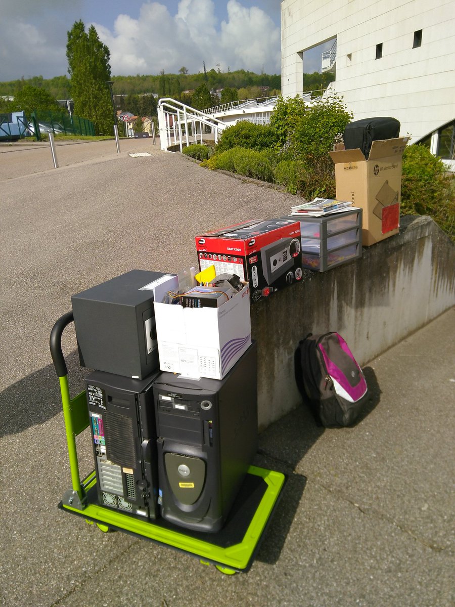 Le matériel en route pour tester l'escape game sur deux salles dans des collèges.